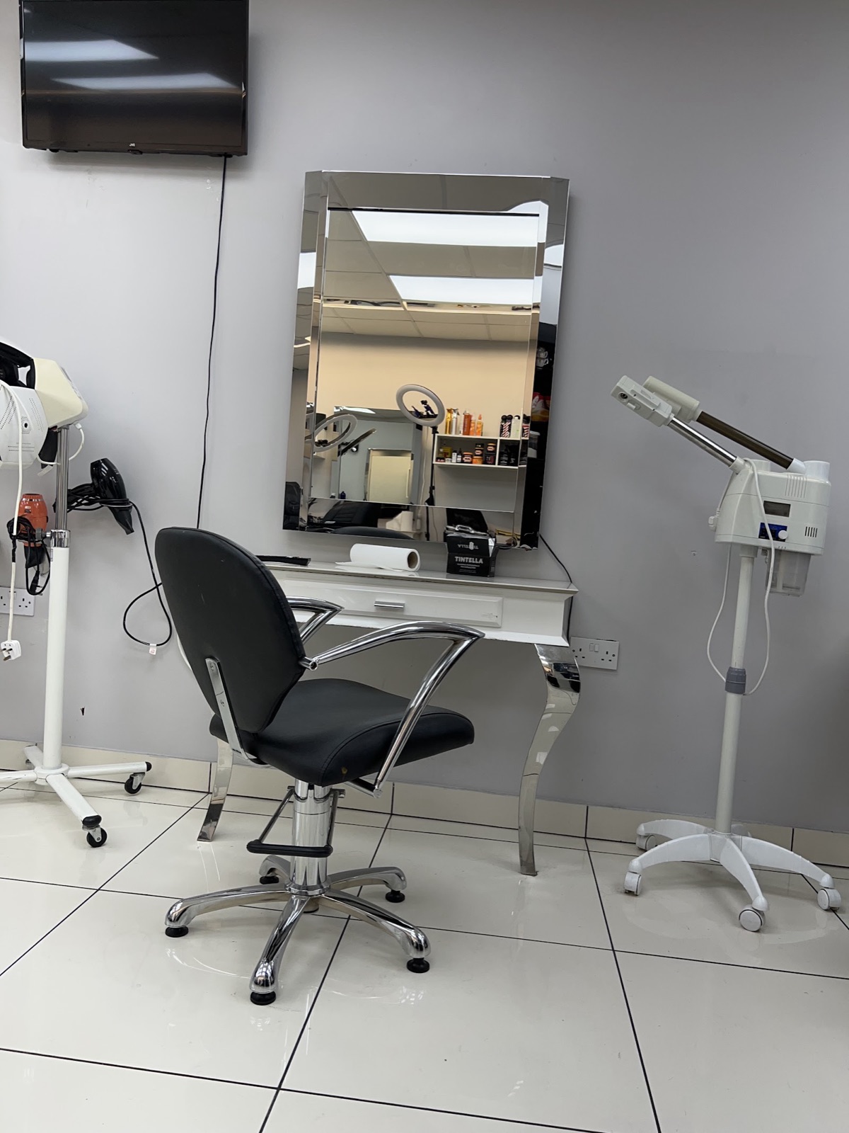 Emma’s Nw6 Unisex Hair and Beauty Salon ltd in Kilburn London